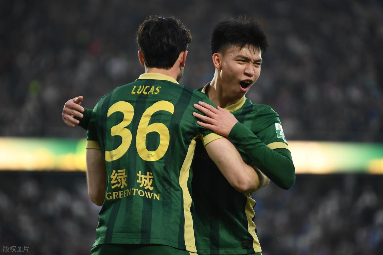 王钰栋锦上添花脱衣庆祝被吐槽发型丑，知道是谁操刀后改口：帅！